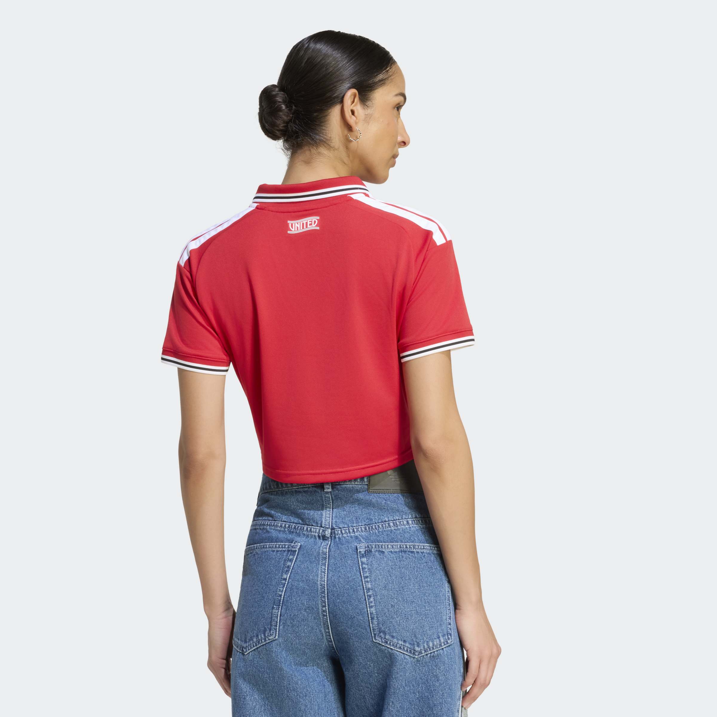 manchester united 2026/27 home shirt cropped, red and white, back view on model
