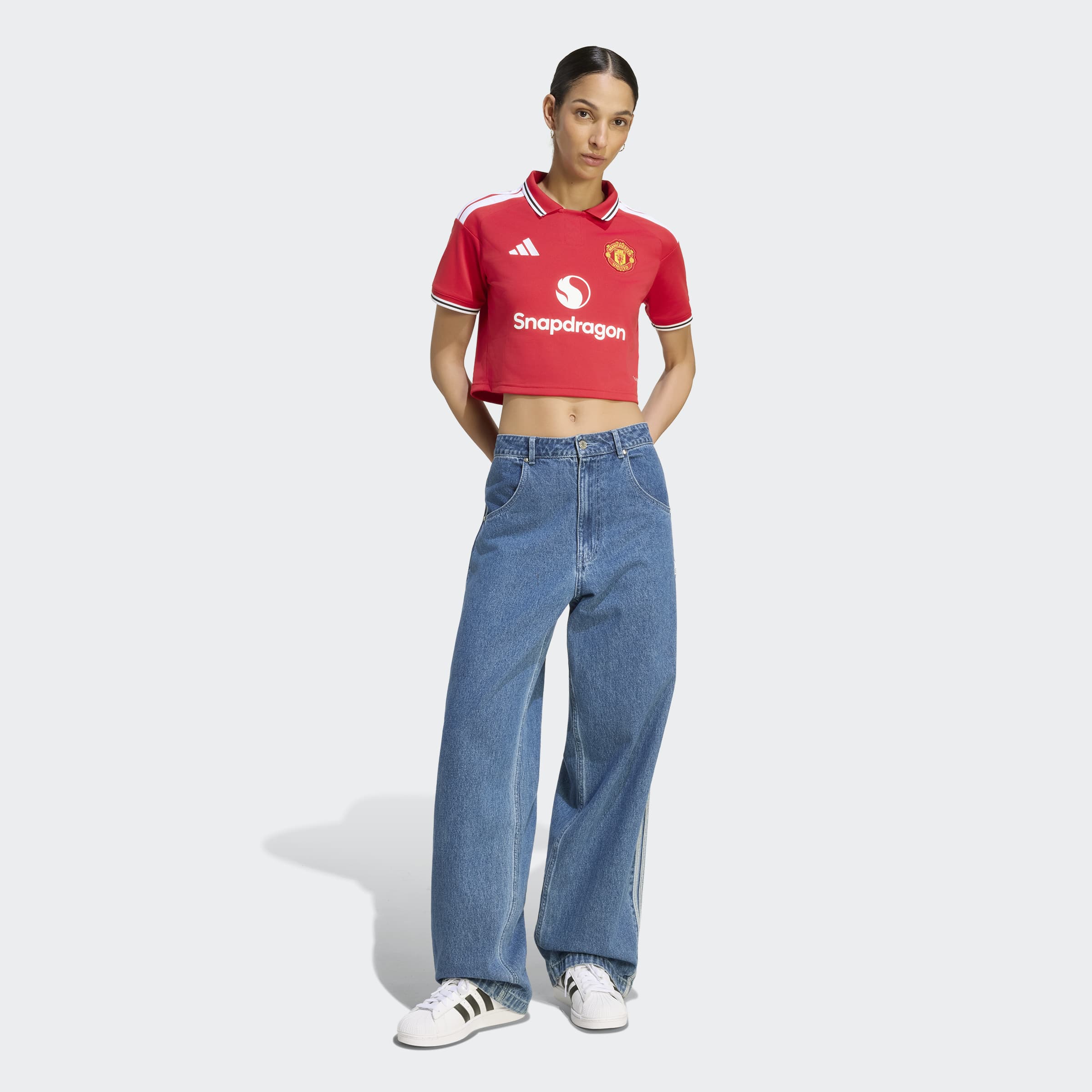 manchester united 2026/27 home shirt cropped, red and white, front view on model